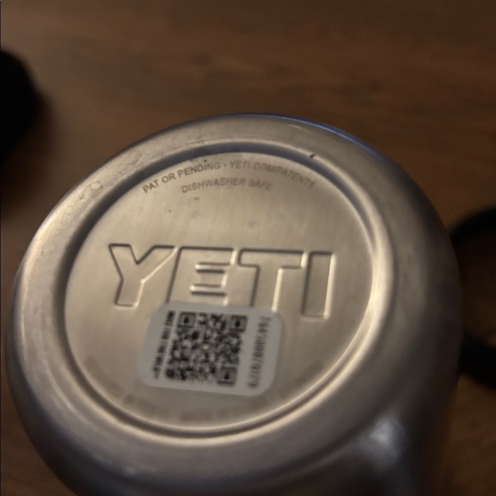 YETI Silver Tumbler with skinny can cooler. Keeps drinks cold for hours - Picture 4 of 4